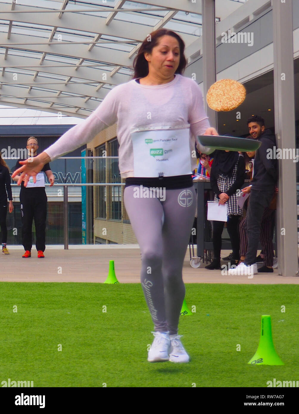 Oxford, Regno Unito. 5 Feb 2019. Un pancake race al Westgate Shopping Center di Oxford. Organizzato da Buzz palestra, ha sollevato il denaro per Oxford a base di supporto di cancro la carità, Maggie's. Credito: Angela Swann/Alamy Live News Foto Stock