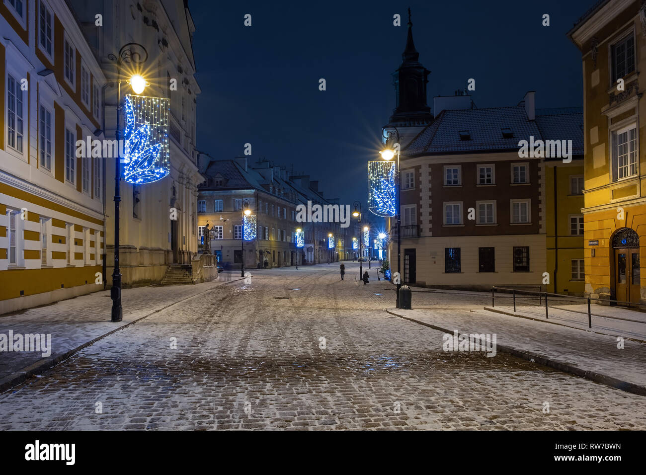 La coperta di neve street della città vecchia a Varsavia durante la notte invernale Foto Stock