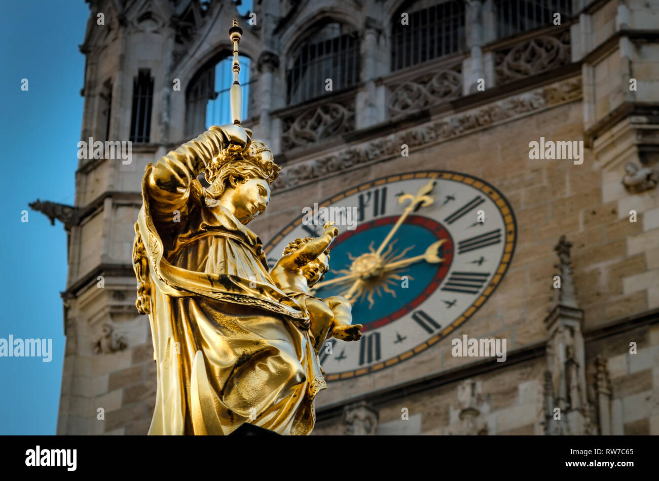 Statua di maria con orologio del municipio Rathaus München, viaggi Monaco di Baviera Baviera Marienplatz Foto Stock