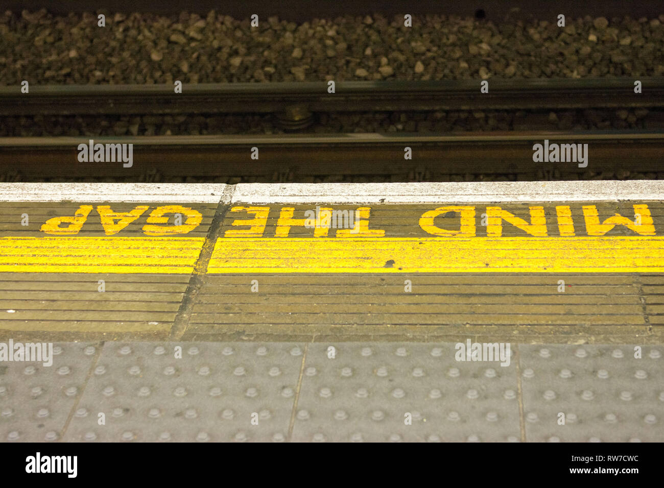 Londra REGNO UNITO, 2019-02-28. Metà del divario sign on uderground Londons stazione ferroviaria Foto Stock