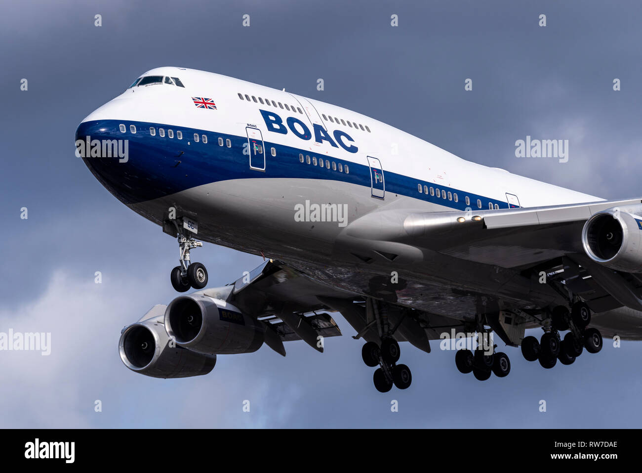British Airways Boeing 747 jumbo getto G-BYGC in atterraggio a Londra Heathrow durante le tempeste, dipinta in BOAC retrò i colori per il centenario di BA Foto Stock