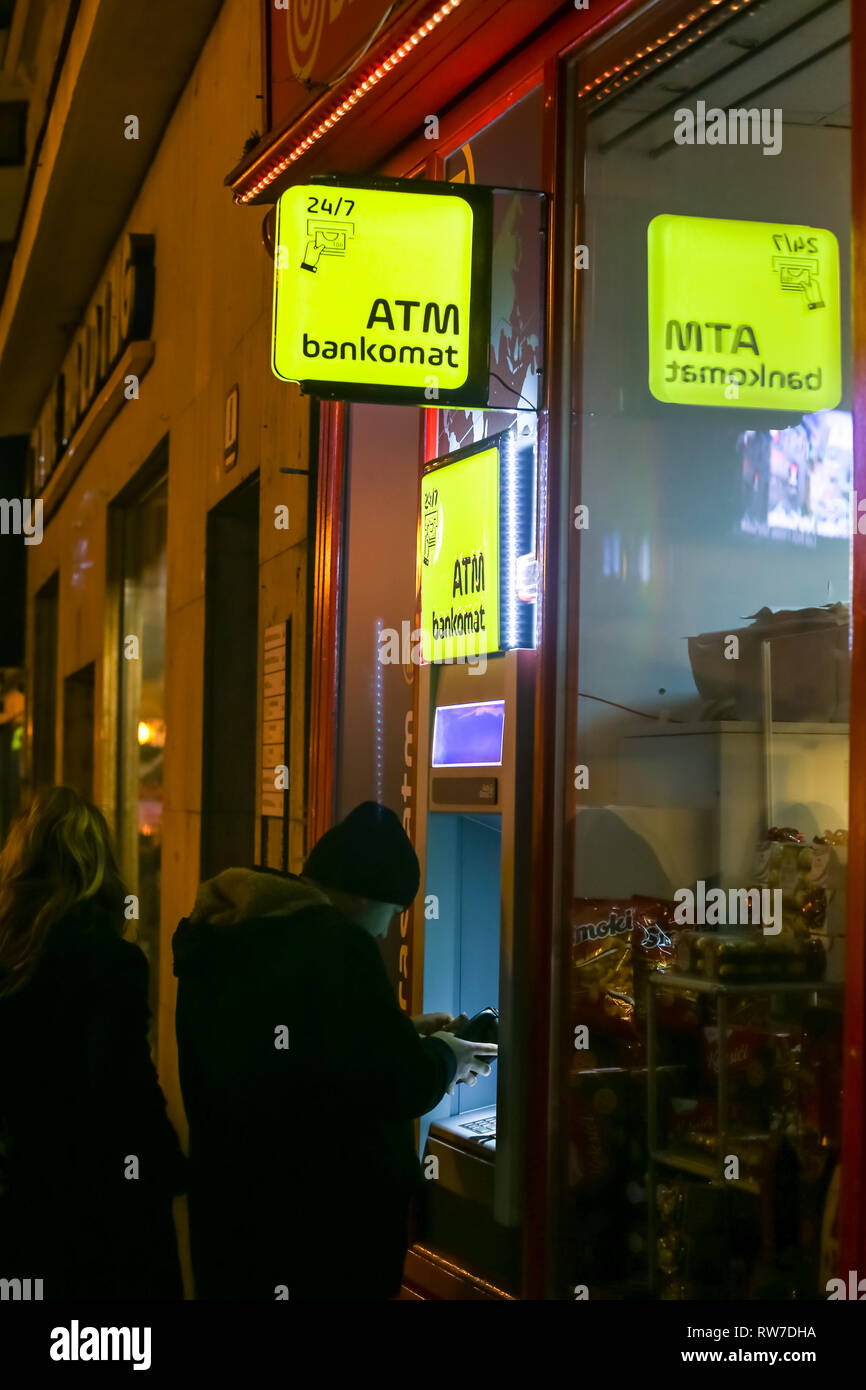 Zagabria, Croazia - 29th, Dicembre 2018 : la gente di prelevare denaro su Atm macchina su strada durante la notte. Foto Stock