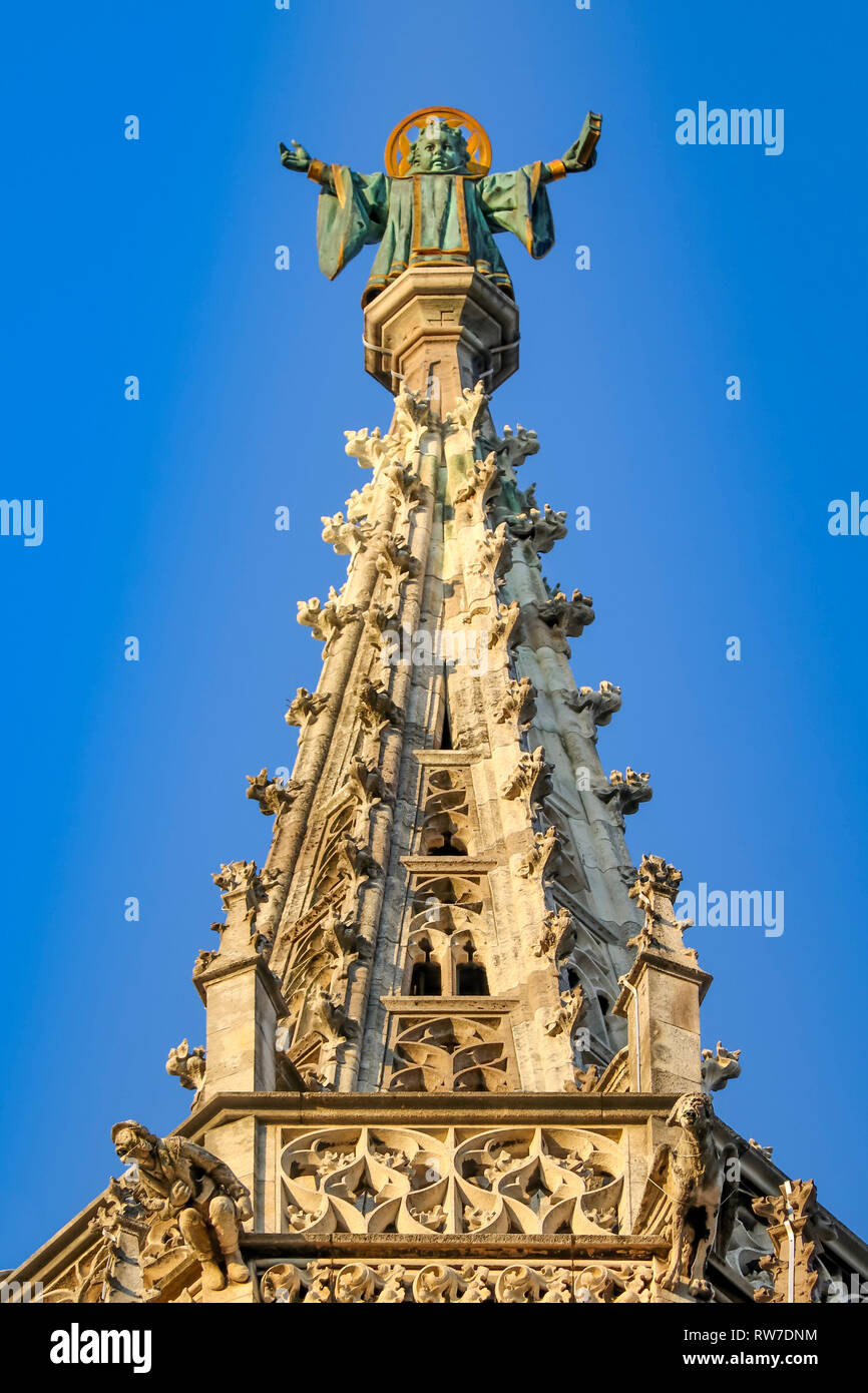 Santo patrono di Monaco di Baviera, Münchner tipo a guardare oltre la città dal municipio Neues Rathaus, Marienplatz, viaggi Baviera Germania Foto Stock