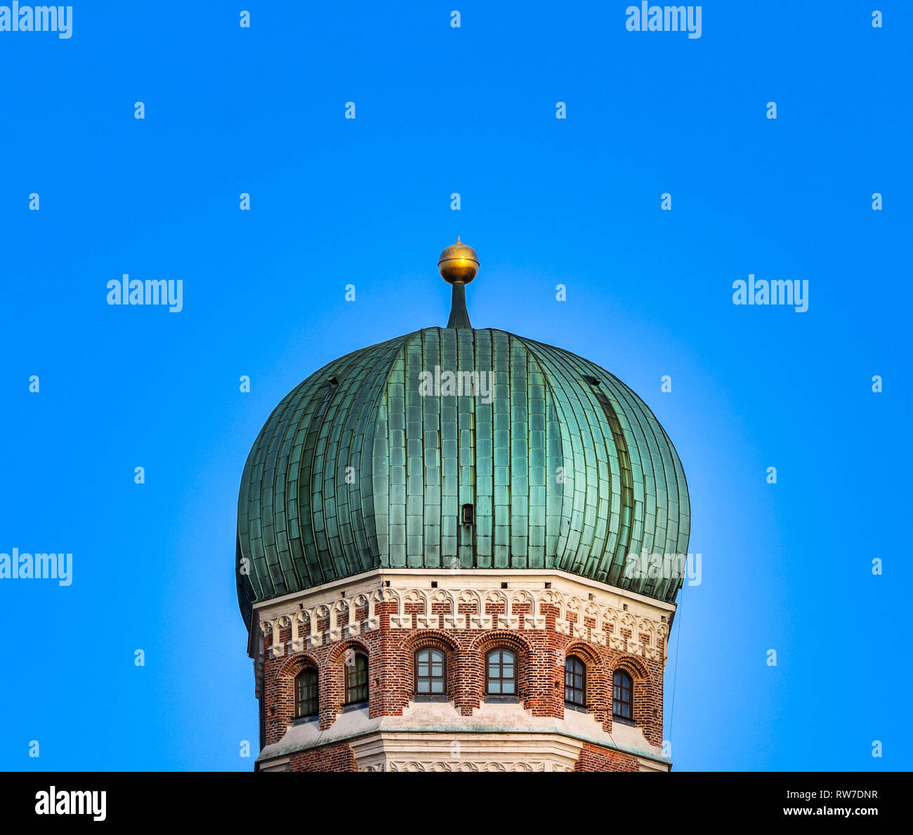 Campanile della famosa cattedrale di Monaco Frauenkirche, viaggi Baviera Germania vista Foto Stock