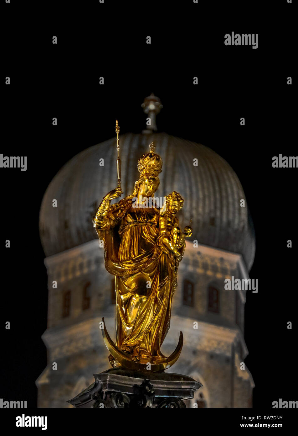Statua dorata Mariensäule a Monaco di Baviera, Marienplatz con la famosa Frauenkirche nella parte posteriore Foto Stock