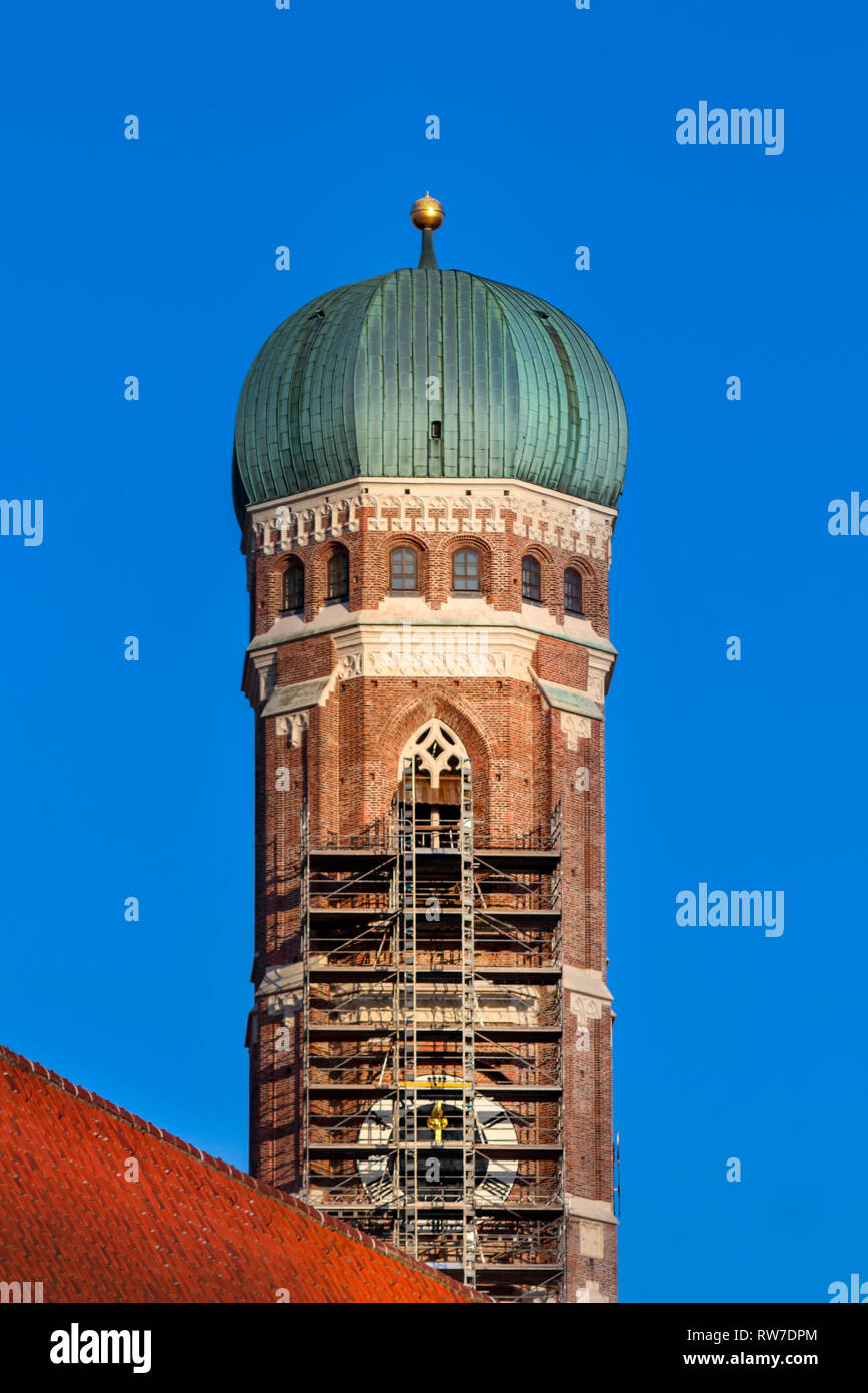 Campanile della famosa cattedrale di Monaco Frauenkirche, viaggi Baviera Germania vista Foto Stock