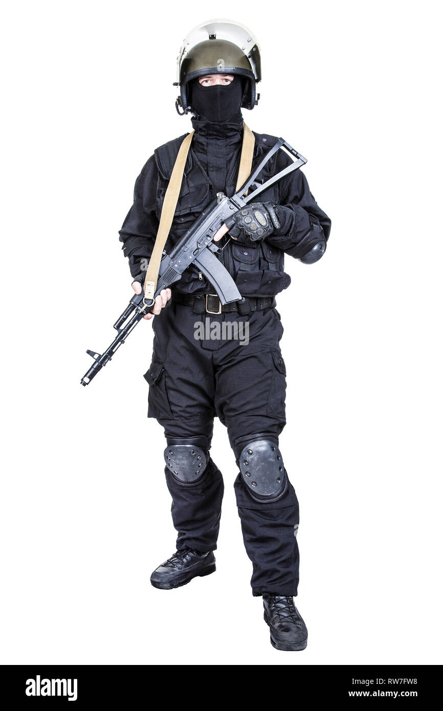 Spec Ops soldato in uniforme nera e la maschera per il viso con il suo fucile. Foto Stock
