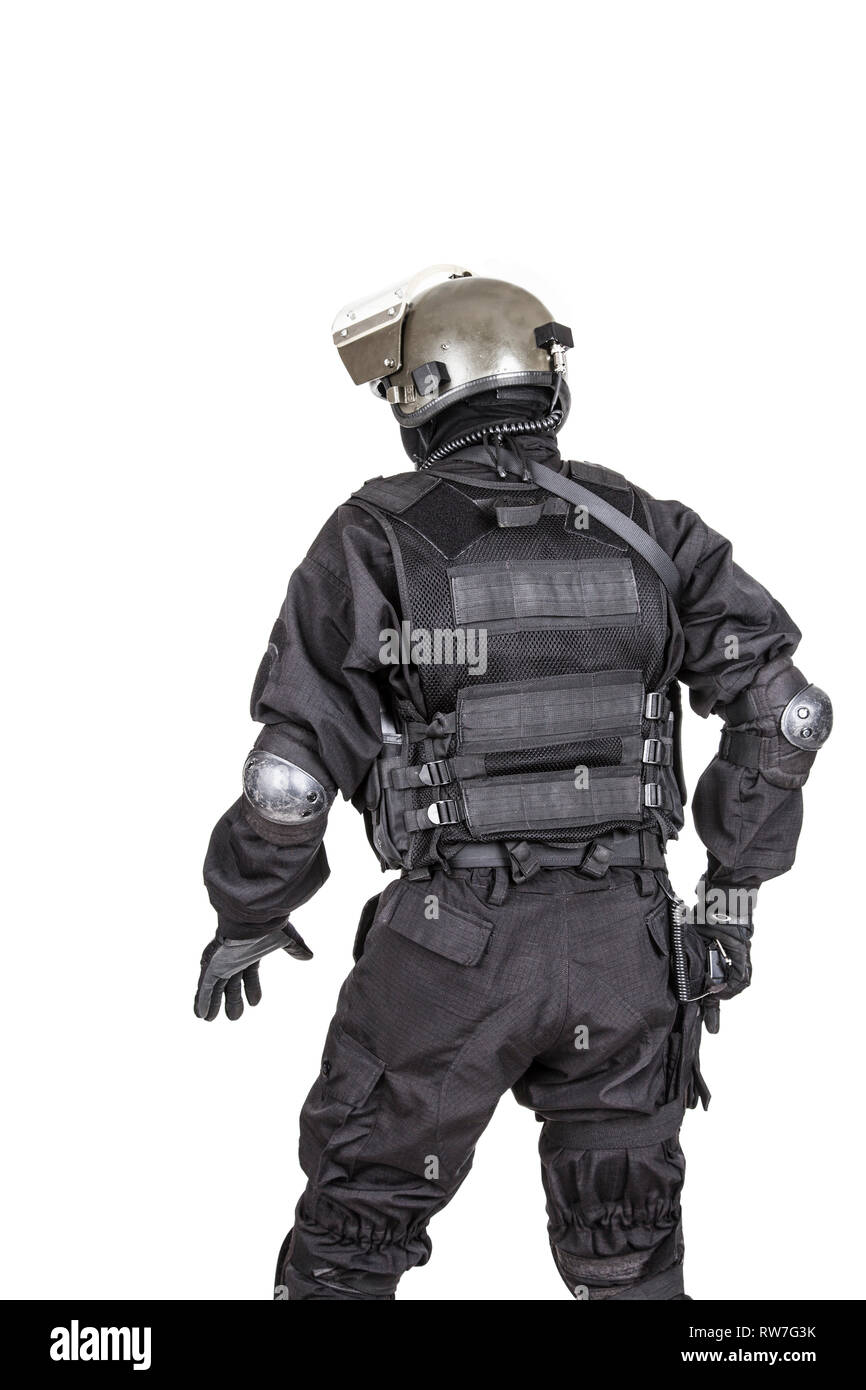 Spec Ops soldato in uniforme nera e la maschera per il viso il colpo da dietro. Foto Stock