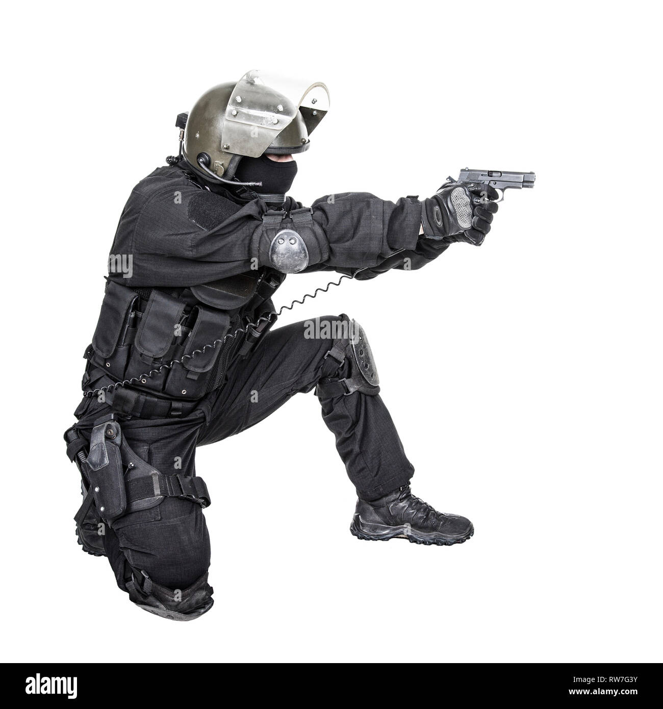 Spec Ops soldato in uniforme nera e maschera facciale puntando la sua pistola. Foto Stock