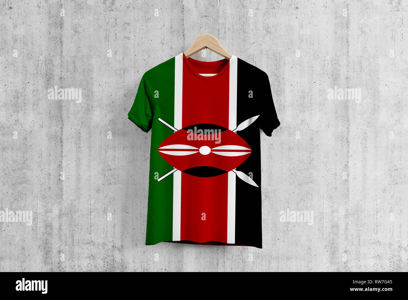 Kenya bandiera T-shirt su appendiabiti, team keniota uniforme idea di progettazione per la produzione di abbigliamento. Usura nazionale. Foto Stock