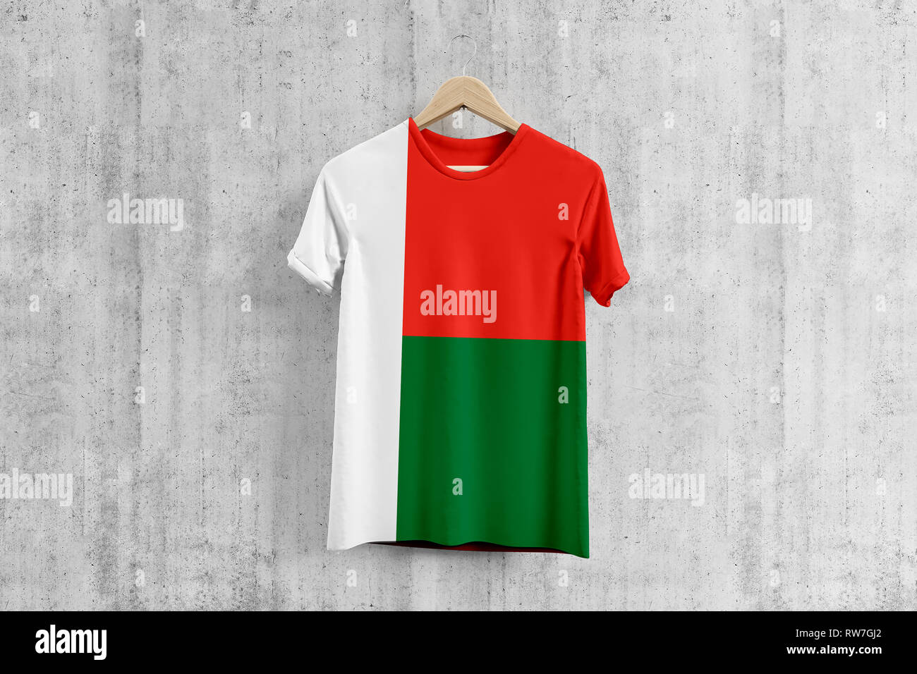 Madagascar bandiera T-shirt su appendiabiti, malgasce uniforme del team  idea di progettazione per la produzione di abbigliamento. Usura nazionale  Foto stock - Alamy