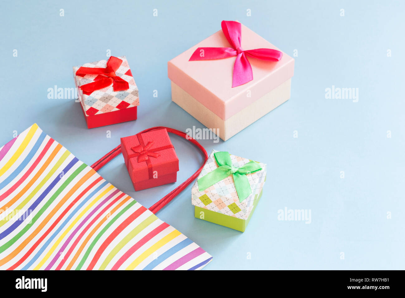 Colorata shopping bag con il piccolo decorativo scatole regalo Foto Stock