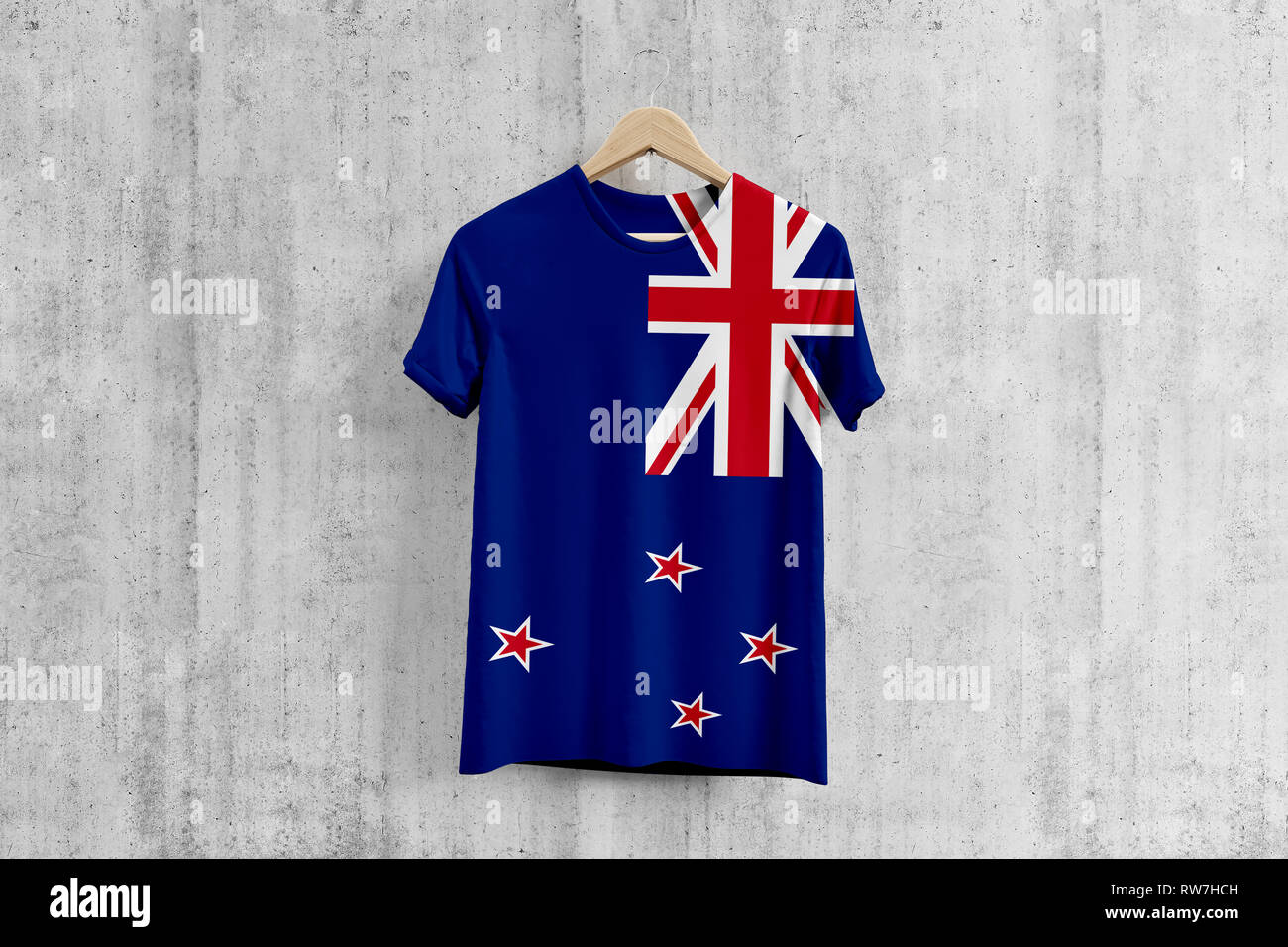 Bandiera della Nuova Zelanda T-shirt su appendiabiti, team Kiwi design  uniforme idea per la produzione di abbigliamento. Usura nazionale Foto  stock - Alamy