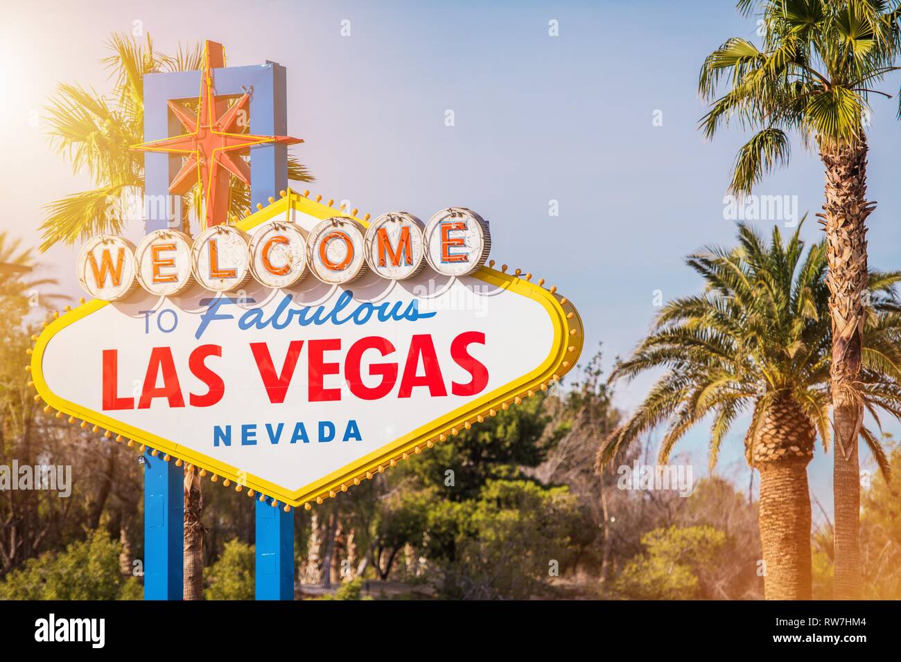 Cartello di Benvenuto a Las Vegas Nevada tra alberi di palma. Stati Uniti d'America. Famosa Sin City entrata segno. Foto Stock
