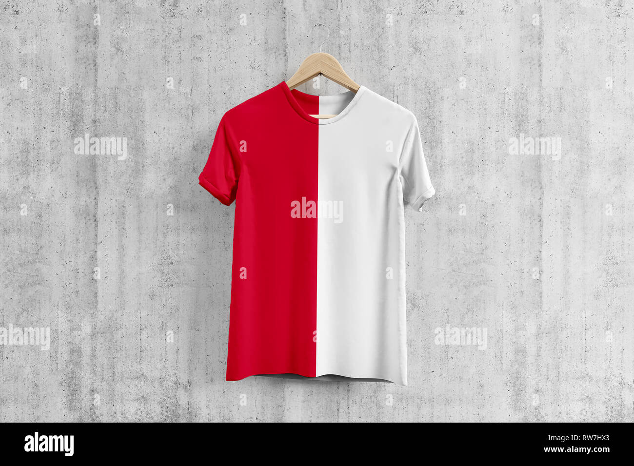 Bandiera della Polonia T-shirt su appendiabiti, Polish Team design uniforme idea per la produzione di abbigliamento. Usura nazionale. Foto Stock