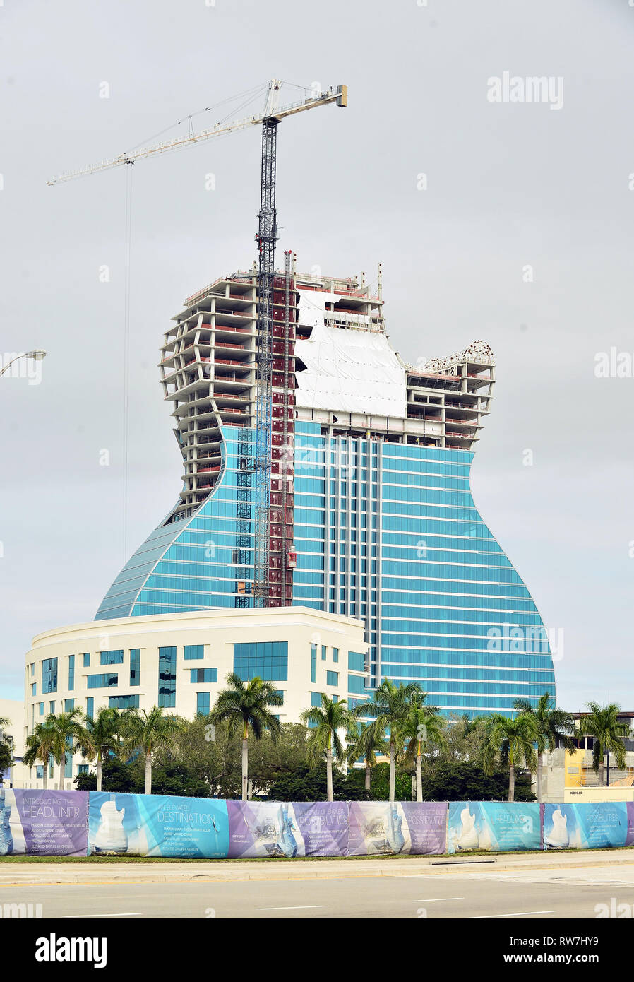 Viste generali di Seminole Hard Rock Hotel and Casino a forma di chitarra hotel programma per aprire in autunno 2019. Il $1 miliardo e mezzo di espansione 450-piede alto chitarra a forma di torre slated per aperto caduta 2019, tutto il progetto "aggiunge hotel camere, spazio giochi, ristoranti e vita notturna uscite, una spa a servizio completo, tre distinte esperienze in piscina, un nuovo retail promenade, un 6.500-sede Hard Rock Live luogo di divertimento e di sale riunioni e uno spazio congressi di proprietà esistenti. footprint" con: Vista Dove: Hollywood, Florida, Stati Uniti quando: 31 Gen 2019 Credit: Fotografia JLN/WENN.com Foto Stock