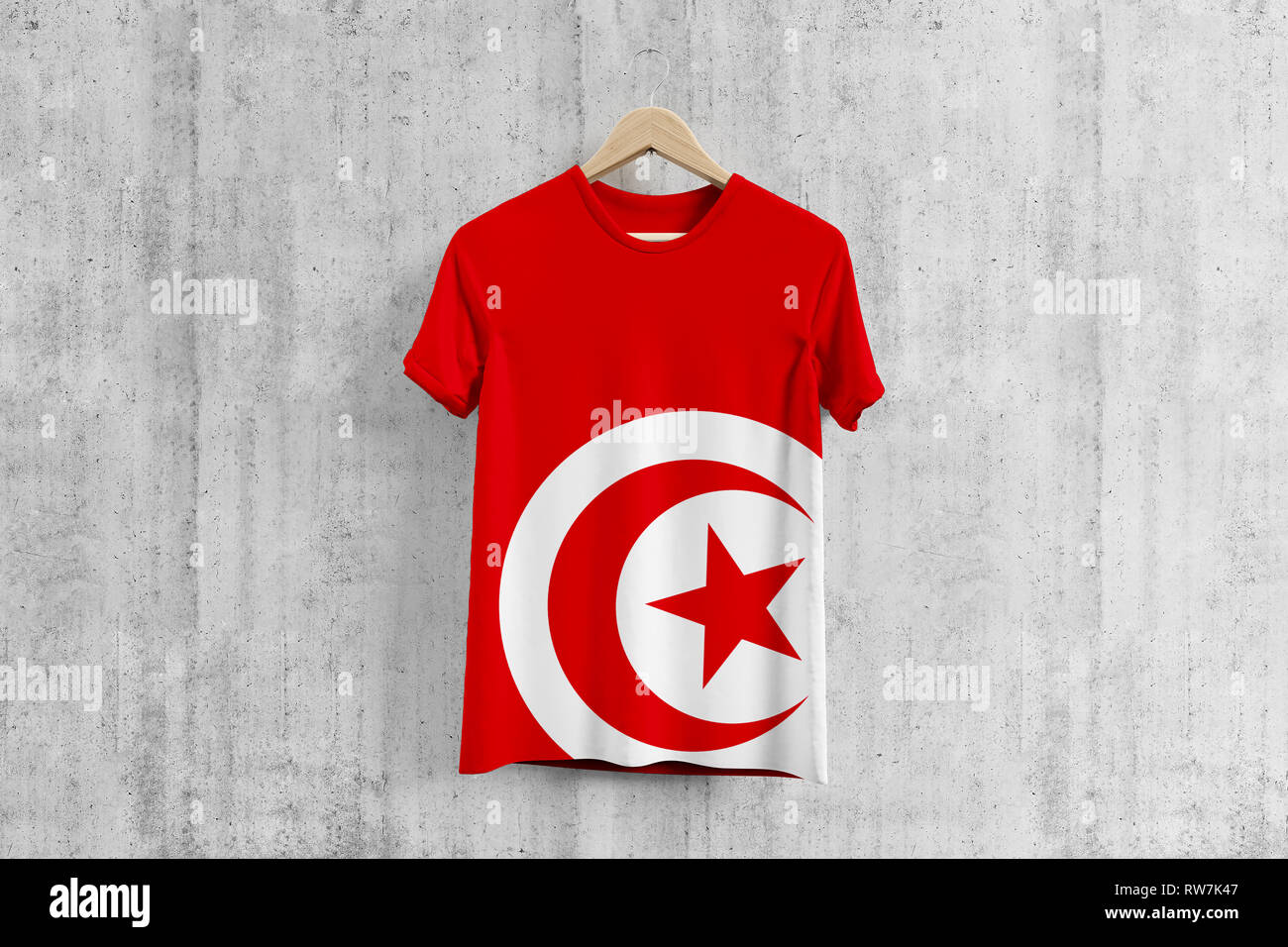 Bandiera della Tunisia T-shirt su appendiabiti, team tunisino uniforme idea  di progettazione per la produzione di abbigliamento. Usura nazionale Foto  stock - Alamy