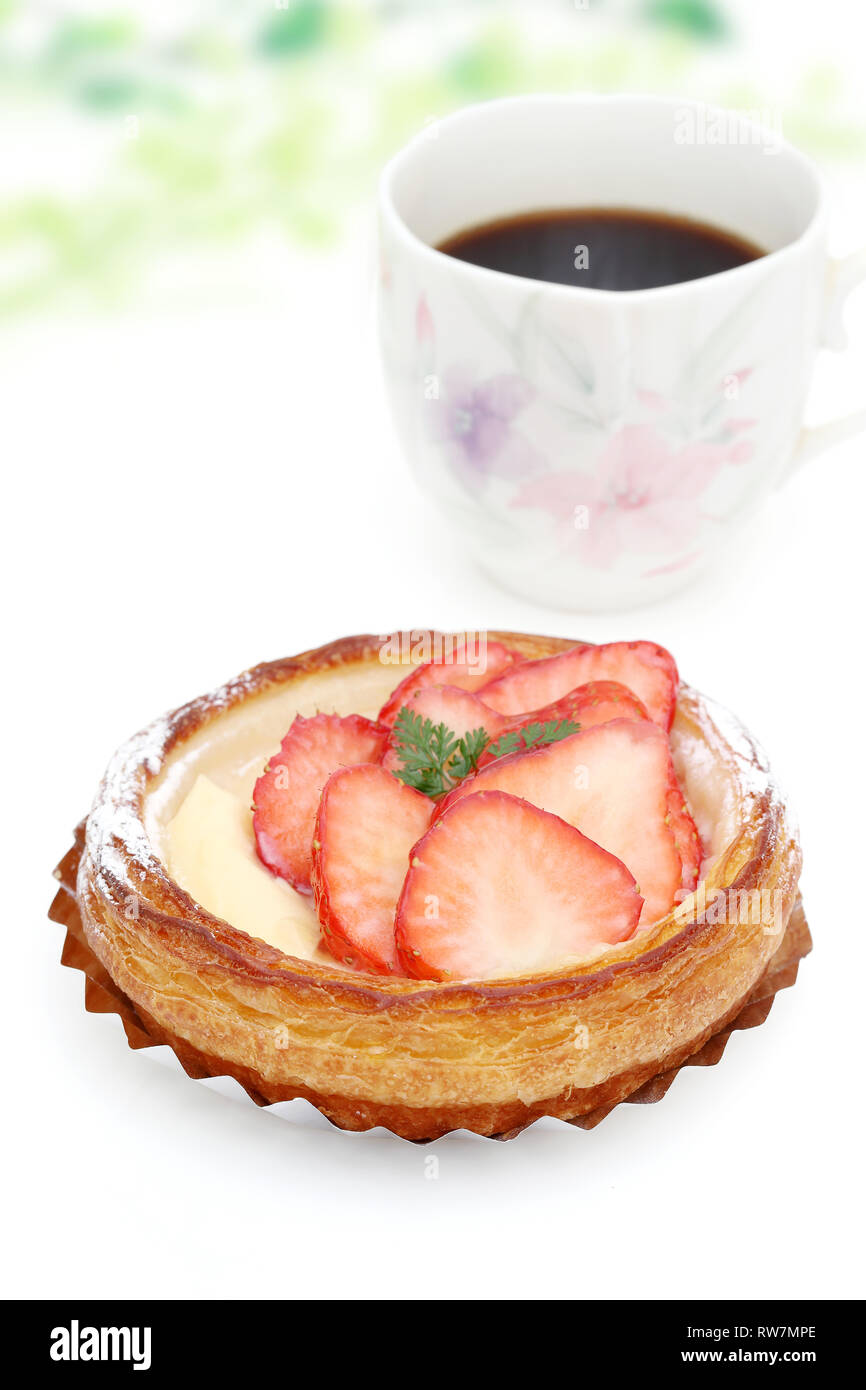 Fragole pane danese e la tazza di caffè per la prima colazione Foto Stock