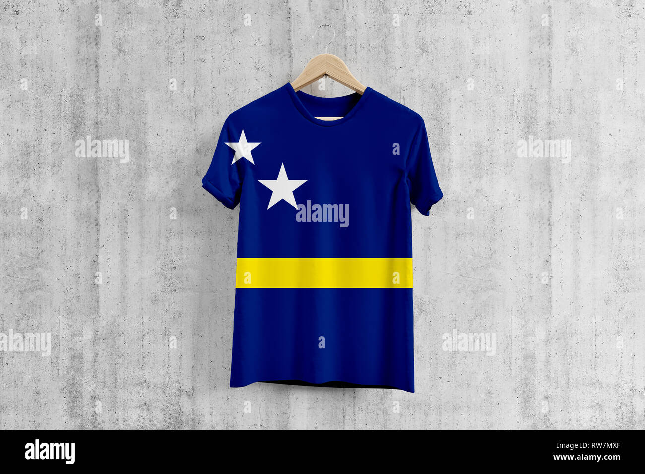 Curacao bandiera T-shirt su appendiabiti, team design uniforme idea per la produzione di abbigliamento. Usura nazionale. Il rendering 3D. Foto Stock