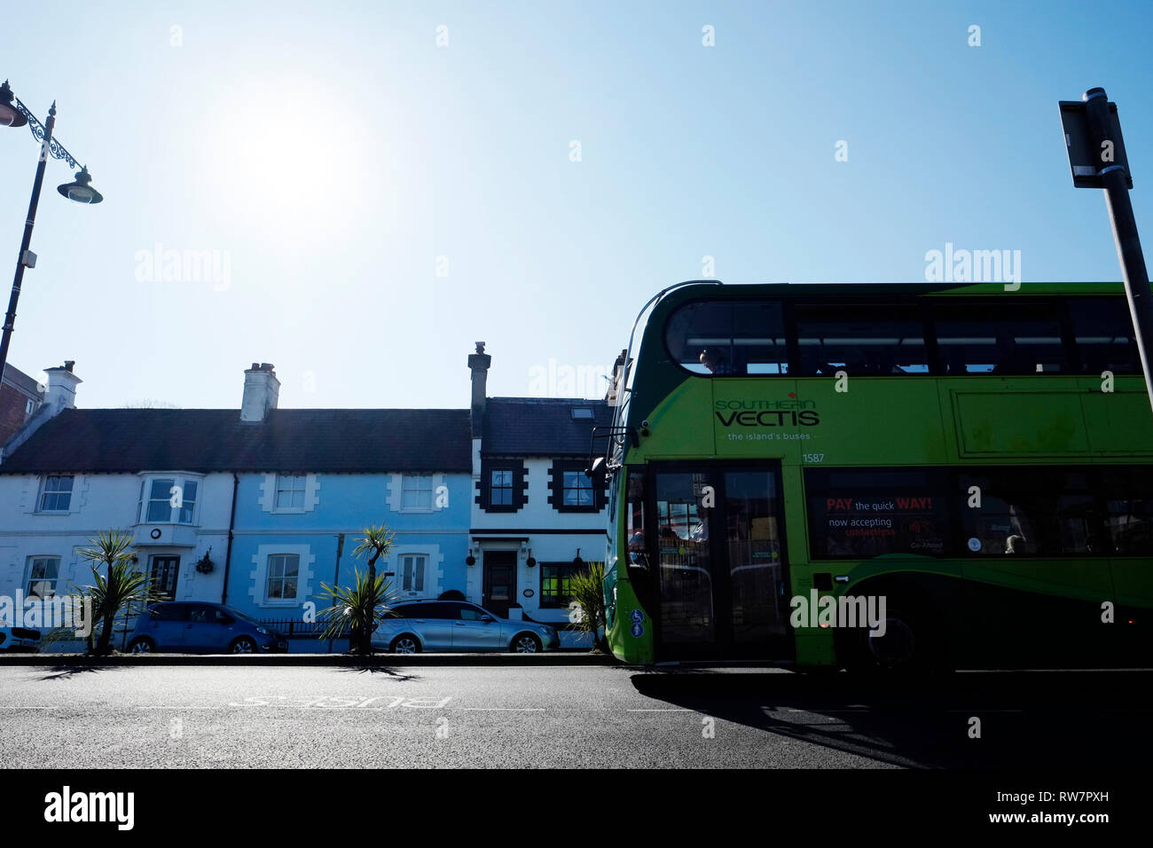 Un servizio passeggeri di linea e il servizio di autobus lungo Ryde lungomare, Isle of Wight, da Vectis autobus, Isola di autobus. Foto Stock