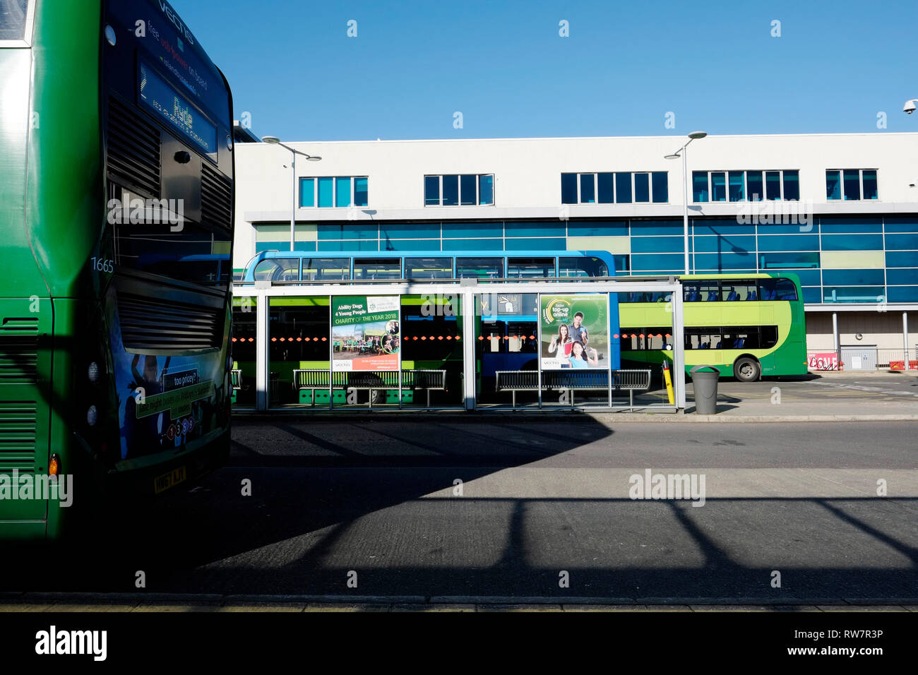 Vista di Newport stazione bus compresi autobus e edifici, Newport, Isle of Wight, Regno Unito. Foto Stock