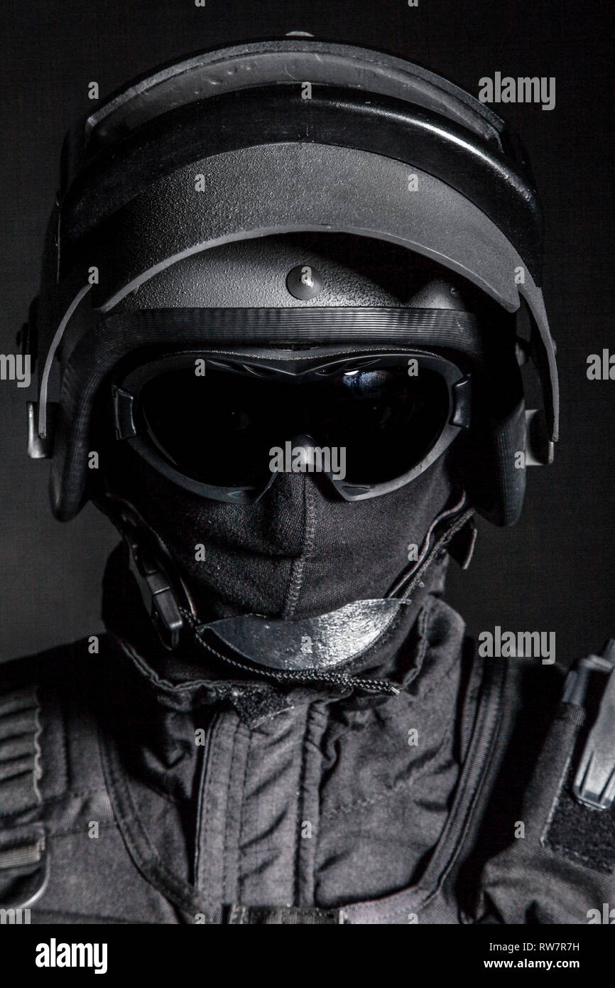 Federazione delle forze speciali operatore in nero uniforme e casco antiproiettile. Foto Stock