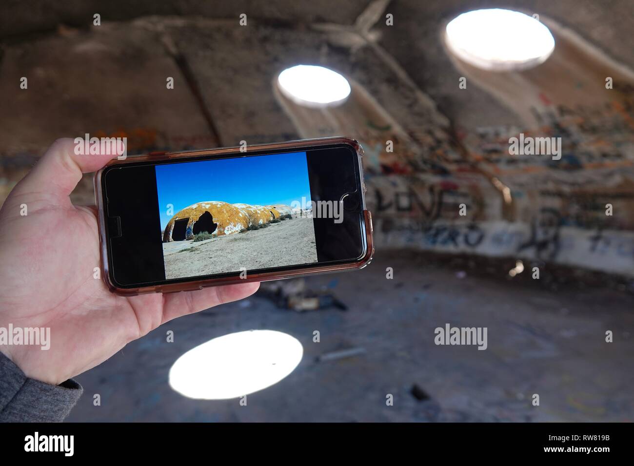 Una vista dell'esterno delle rovine della Casa Grande come si è visto su un iPhone mentre è all'interno del graffiti cave riempite. Foto Stock