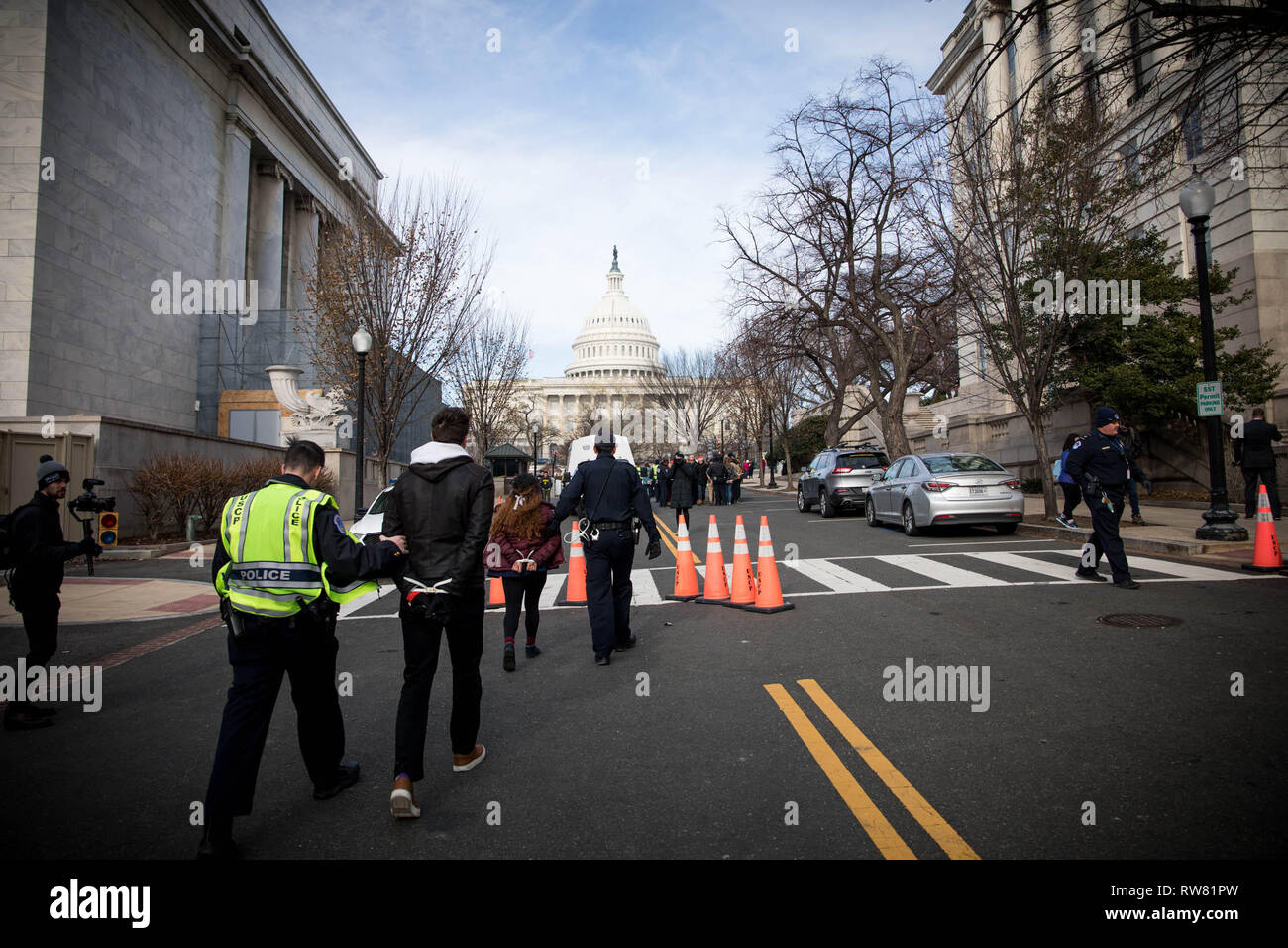 Washington, DC. Stati Uniti d'America. 12.10.18- centinaia di giovani occupano uffici di rappresentanza a pressione il nuovo Congresso per il supporto di un comitato per un New Deal Verde. Foto Stock