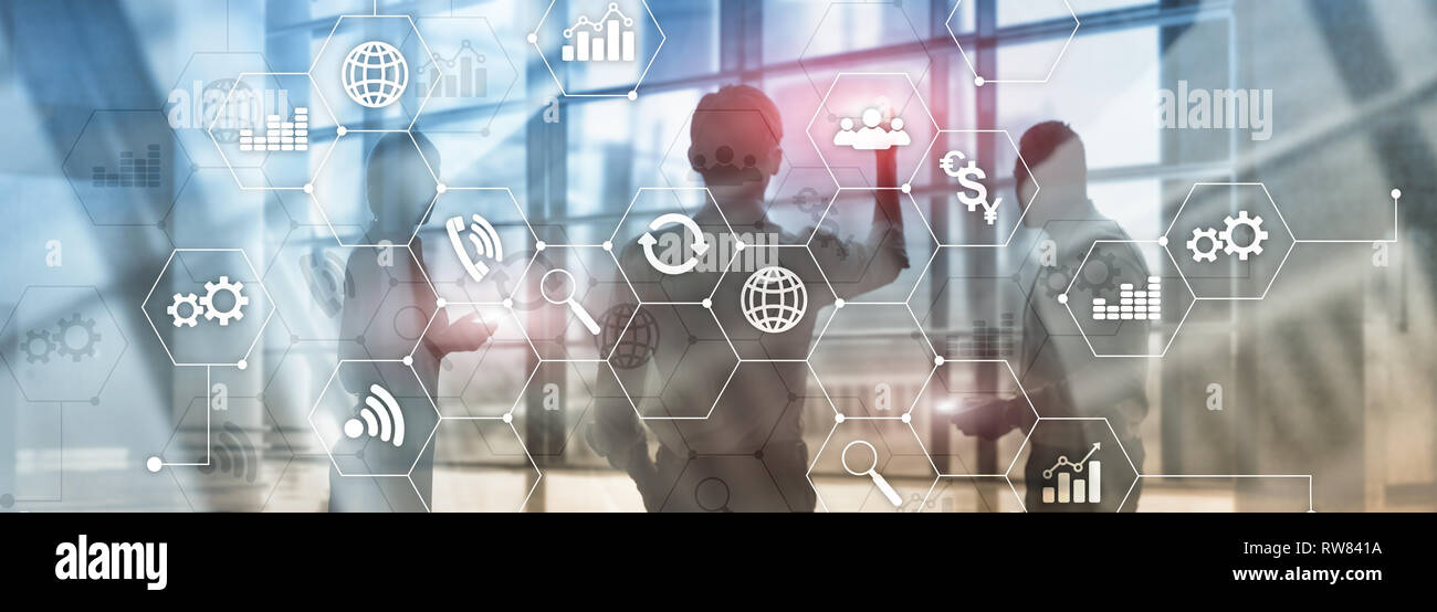 La doppia esposizione dei supporti misti. Gli schemi e le icone sulla schermata di ologramma. La gente di affari e moderna città sullo sfondo. Foto Stock