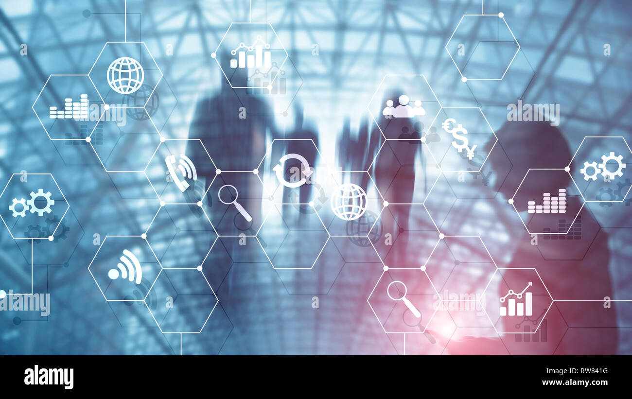 La doppia esposizione dei supporti misti. Gli schemi e le icone sulla schermata di ologramma. La gente di affari e moderna città sullo sfondo. Foto Stock