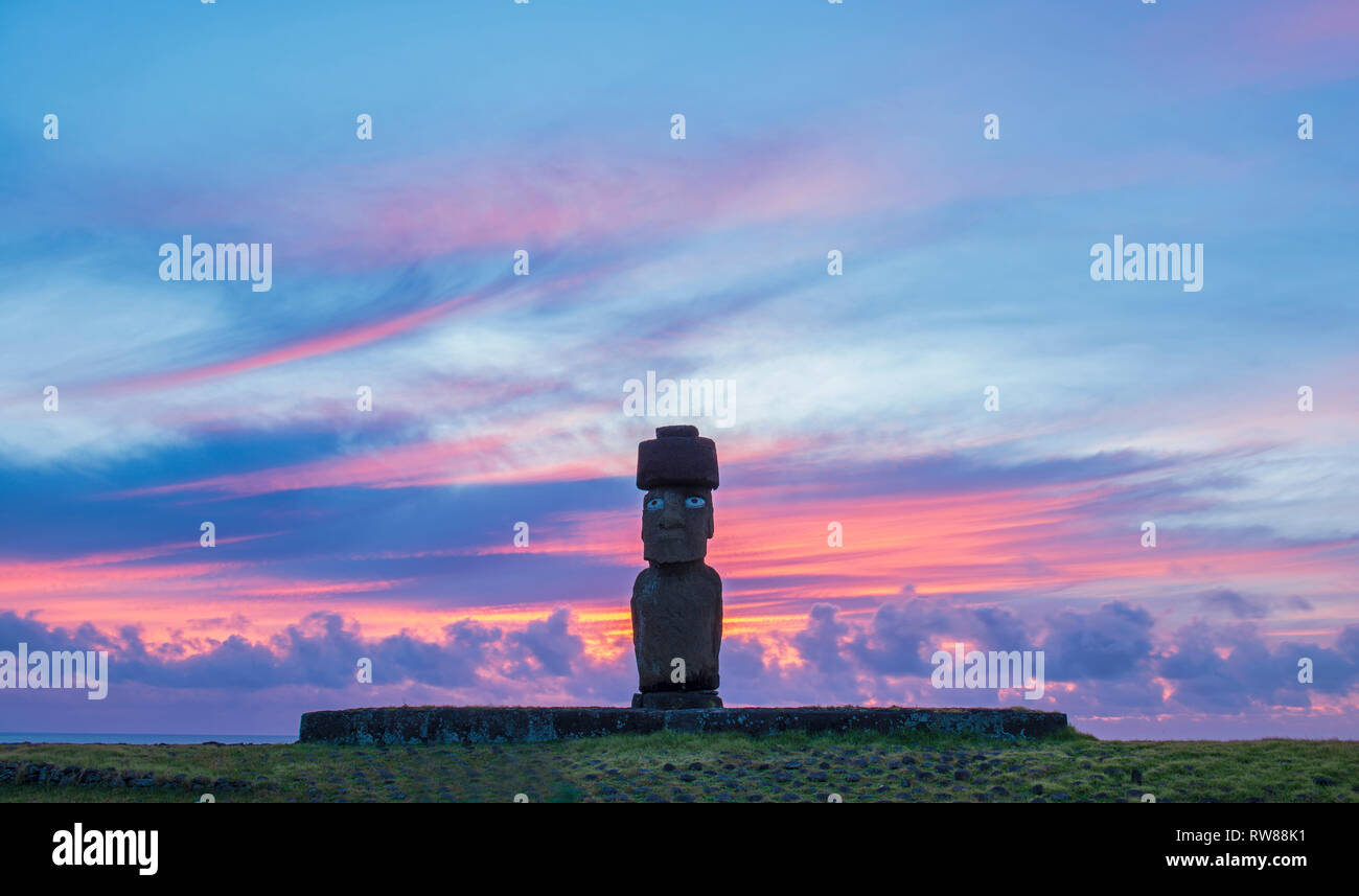 Un solitario Moai statua a Ahu Tahai vicino alla città di Hanga Roa al tramonto, Rapa Nui (l'Isola di Pasqua), Cile. Foto Stock