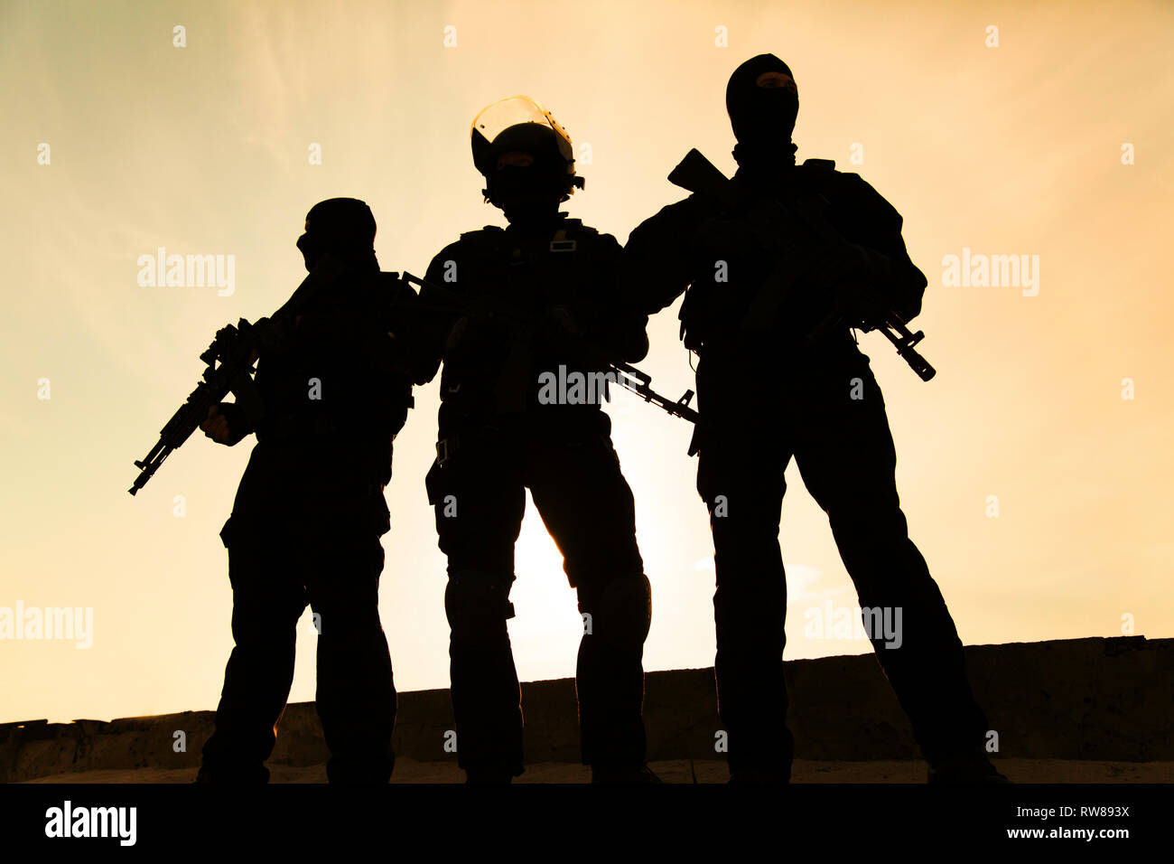 Silhouette di forze speciali degli operatori con le armi. Foto Stock