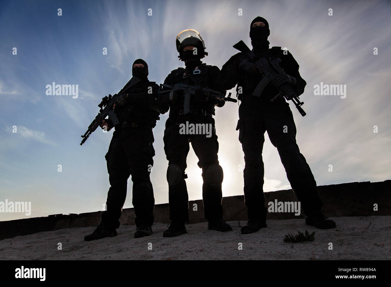 Silhouette di forze speciali degli operatori con le armi. Foto Stock