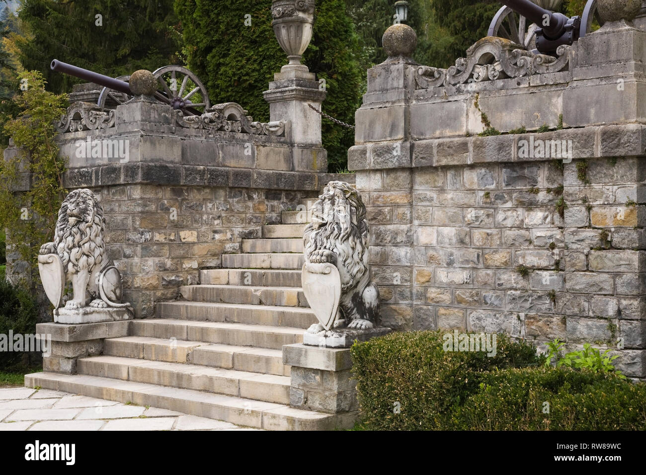 Il leone araldico le sculture in marmo di fronte al Castello di Peles in autunno, Sinaia, Romania, Europa orientale Foto Stock