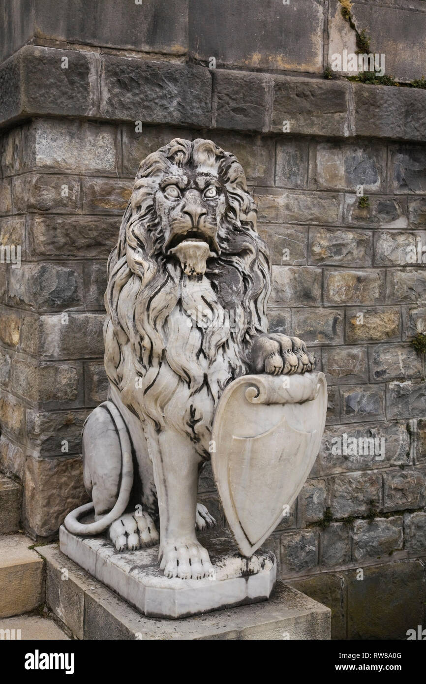 Il leone araldico scultura davanti al Castello di Peles in autunno, Sinaia, Romania, Europa orientale Foto Stock