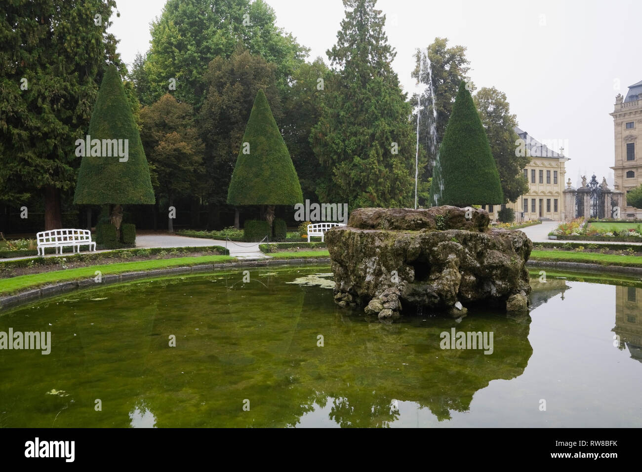 Fontana e la piscina presso la residenza del vescovo giardini di corte nella tarda estate di Wurzburg, Germania Foto Stock