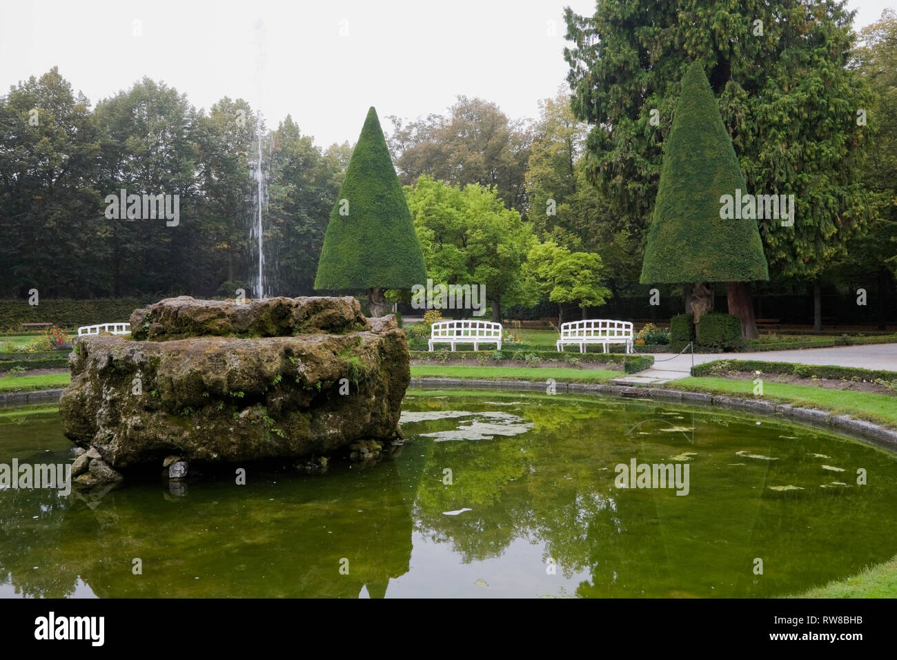 Fontana e la piscina presso la residenza del vescovo giardini di corte nella tarda estate di Wurzburg, Germania Foto Stock