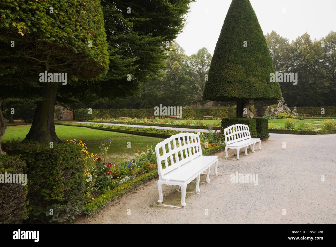 Banchi di bianco presso la residenza del vescovo giardini di corte nella tarda estate di Wurzburg, Germania Foto Stock