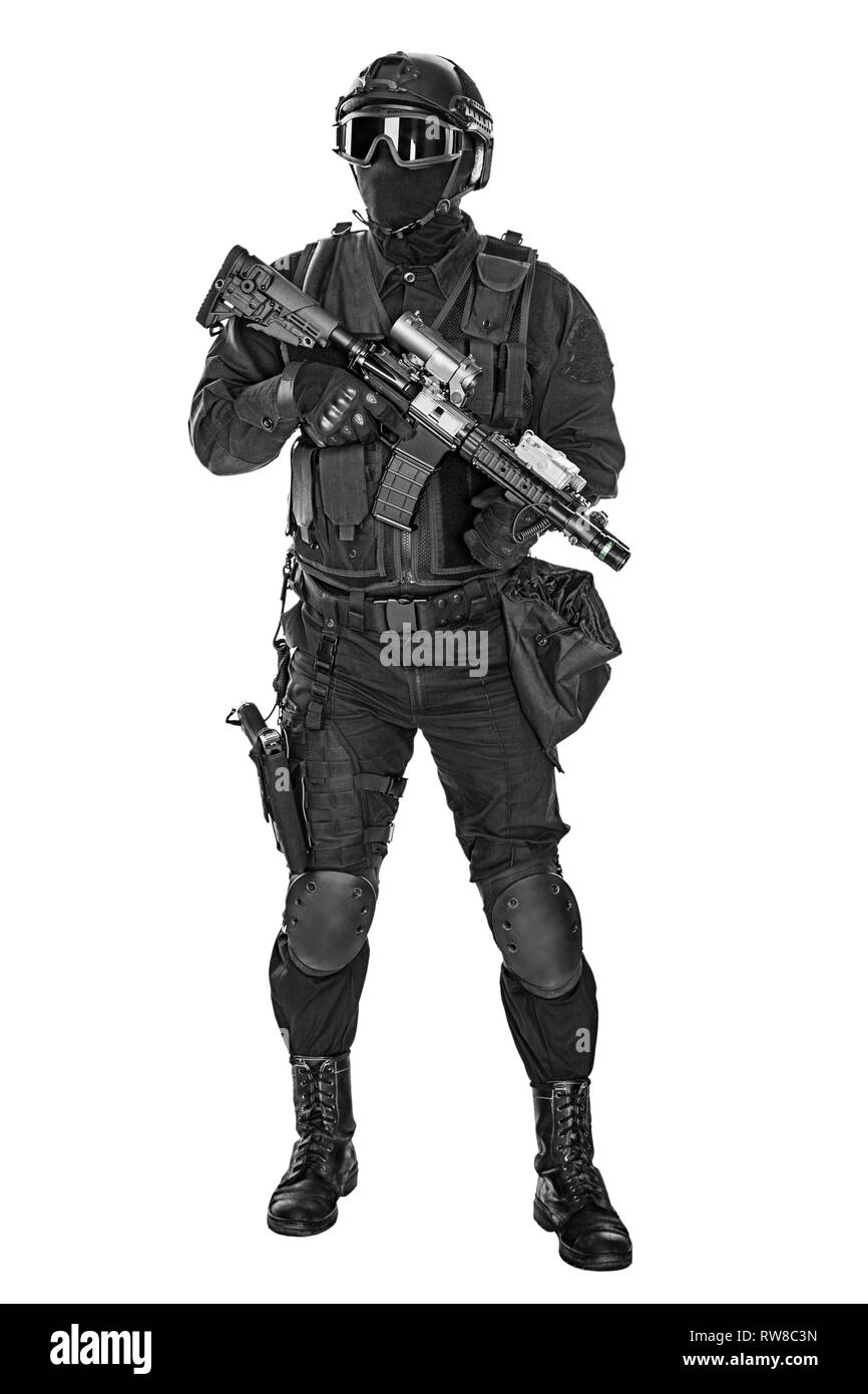 Studio shot di SWAT operatore con il fucile di assalto. Foto Stock
