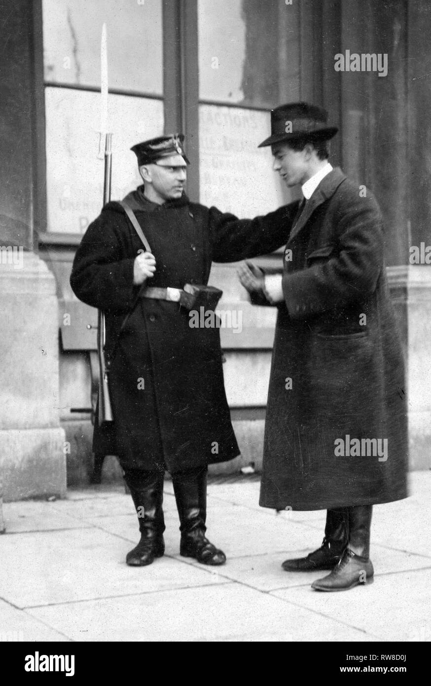 American correspondent arrestati da una guardia tedesco in una città belga ca. 1918 Foto Stock