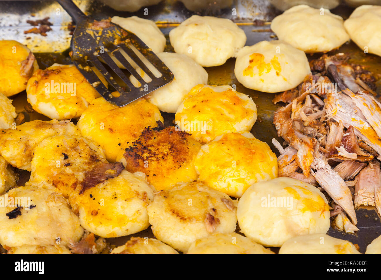 "Llapingachos', torte di cottura di pasta di patate e quindi fritte alla griglia Foto Stock