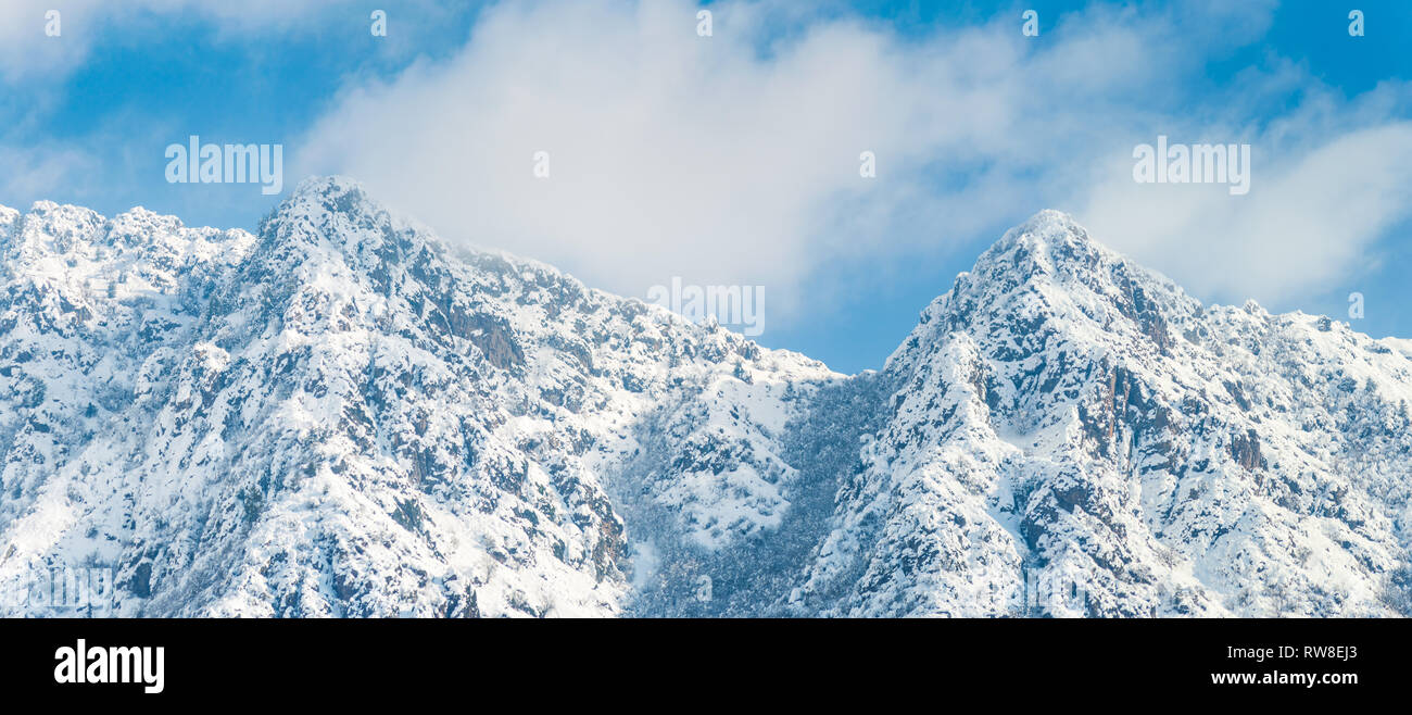 Ampia vista panoramica della coperta di neve Zabarwan Montagne in Kashmir. Himalaya in Kashmir India Foto Stock