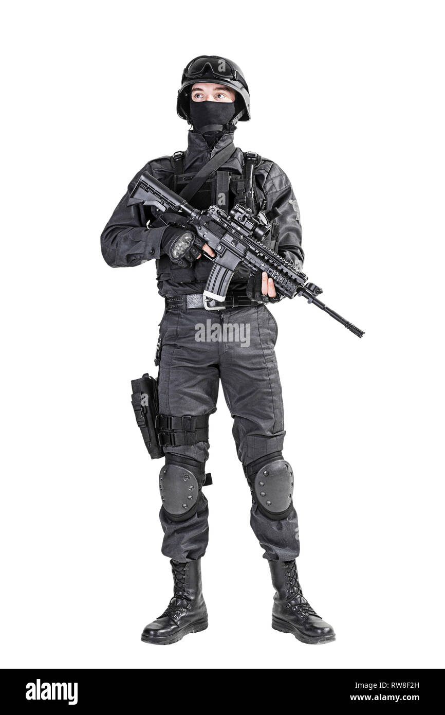 Spec Ops funzionario di polizia SWAT in nero uniforme, studio shot. Foto Stock