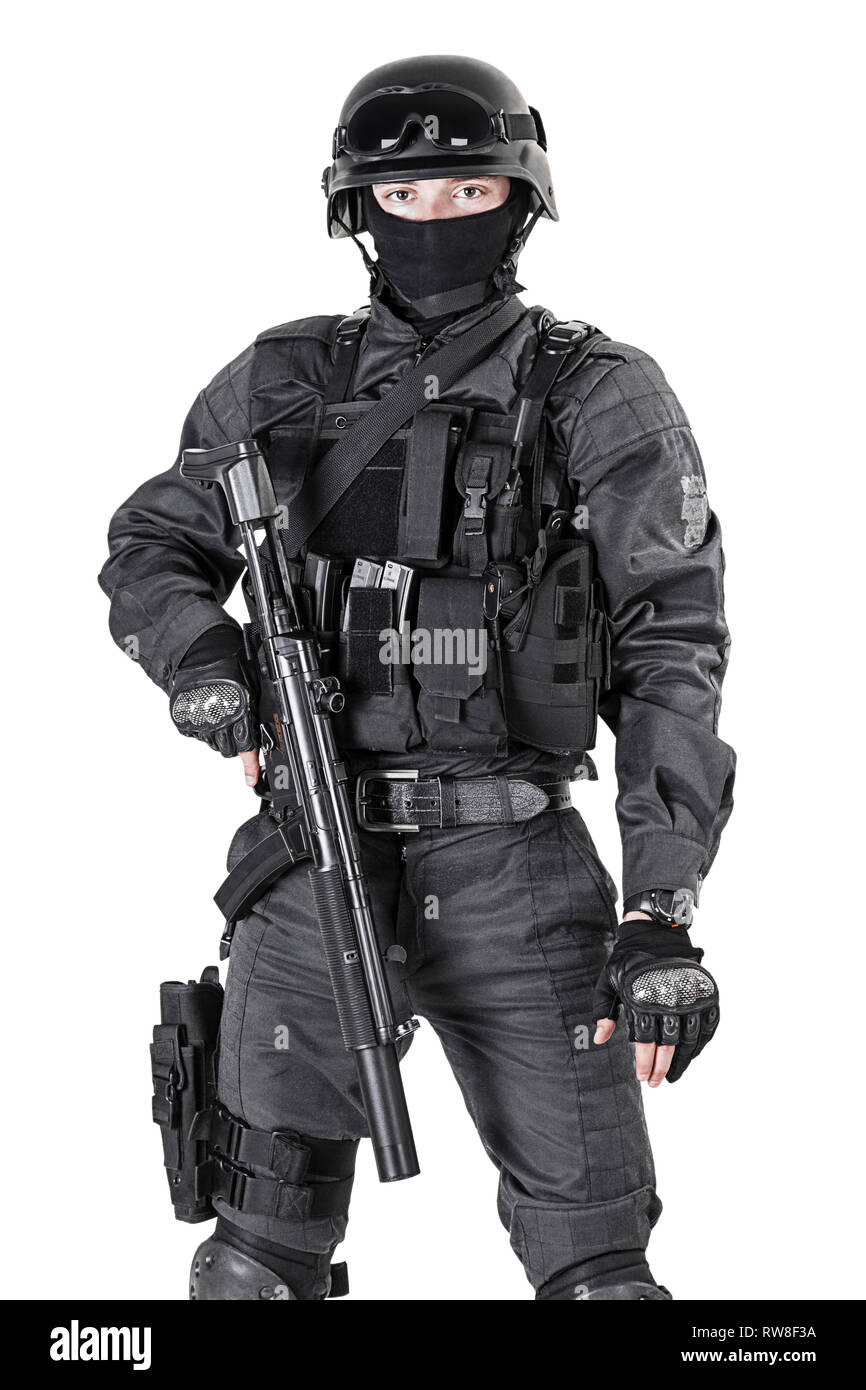 Spec Ops funzionario di polizia SWAT in nero uniforme, studio shot. Foto Stock