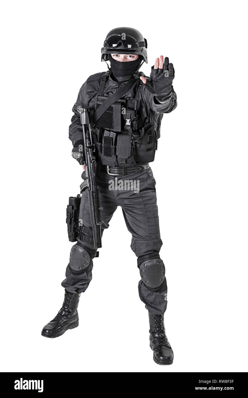 Spec Ops funzionario di polizia SWAT in nero uniforme, studio shot. Foto Stock