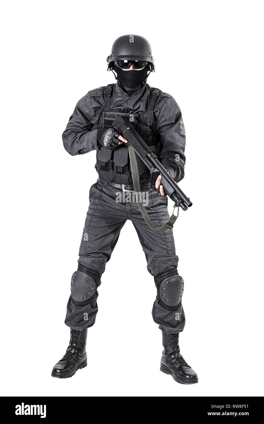 Spec Ops funzionario di polizia SWAT in nero uniforme con un fucile, studio shot. Foto Stock