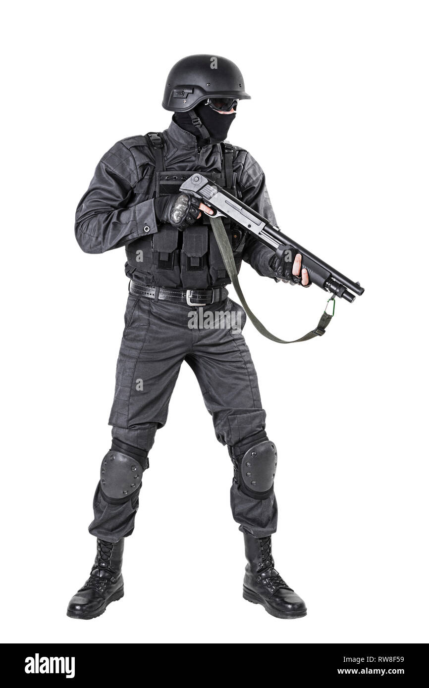 Spec Ops funzionario di polizia SWAT in nero uniforme con un fucile, studio shot. Foto Stock