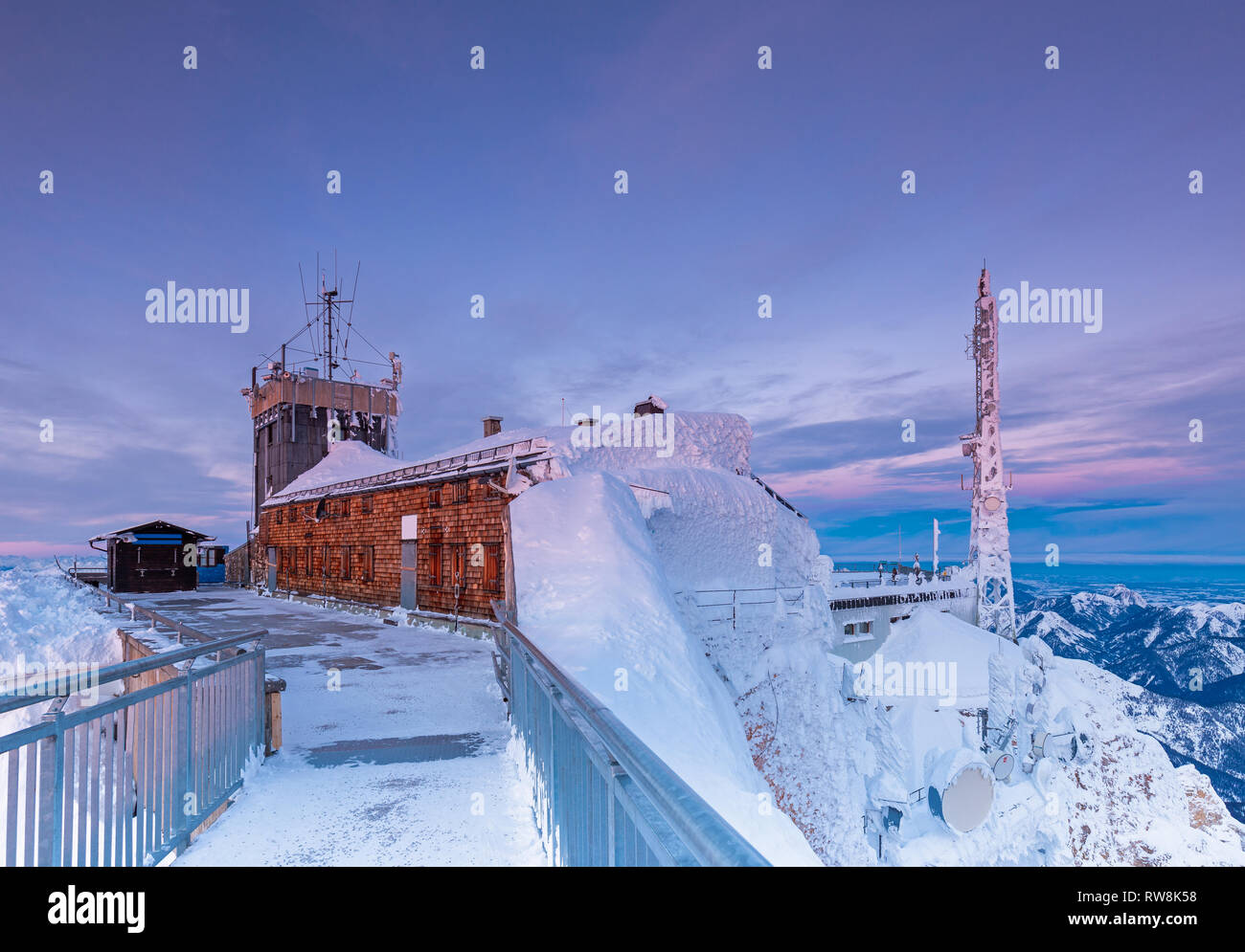 Edificio sulla montagna Zugspitze summit allo spuntar del giorno Foto Stock