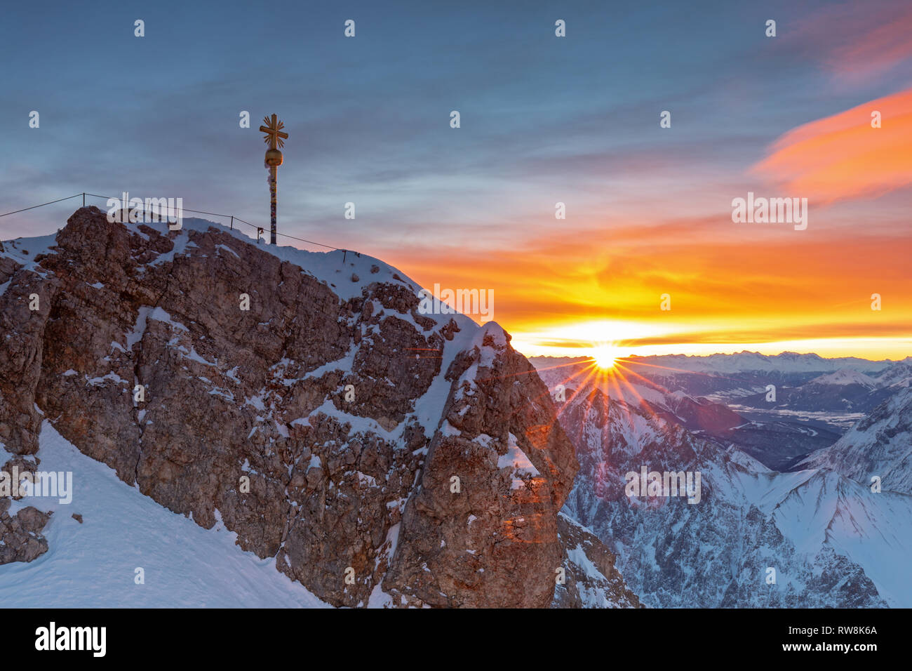 Alba sul monte Zugspitze vertice in inverno Foto Stock