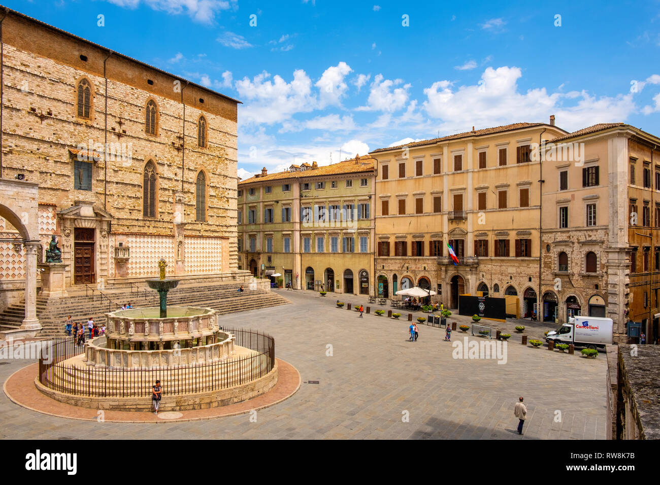 Perugia, Umbria / Italia - 2018/05/28: vista panoramica sulla Piazza IV Novembre - Perugia centro storico piazza principale con XV secolo San Lorenzo Cat Foto Stock